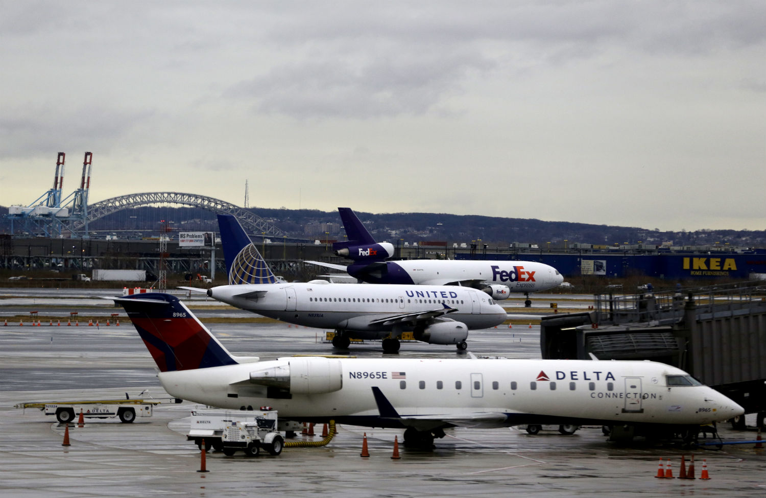 Why Is the Port Authority Raising Wages for Only Some Airport Workers?