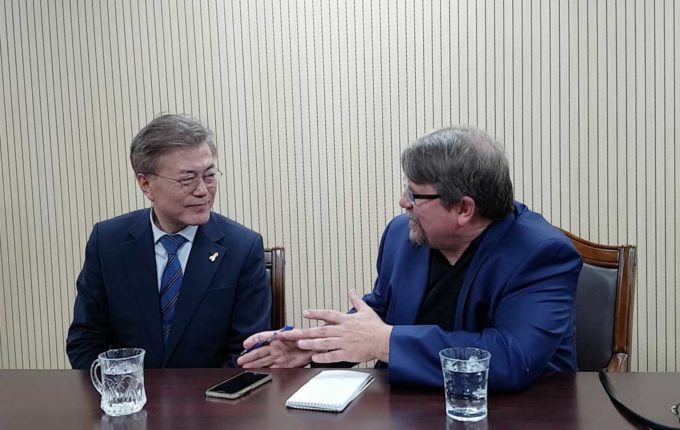 Photo] Moon Jae-in hosts soft opening for his bookshop : National : News :  The Hankyoreh