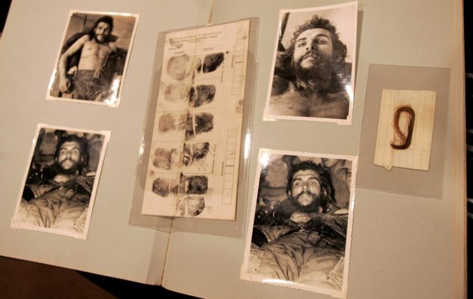 The corpse of Che Guevara, on display for the press the day after