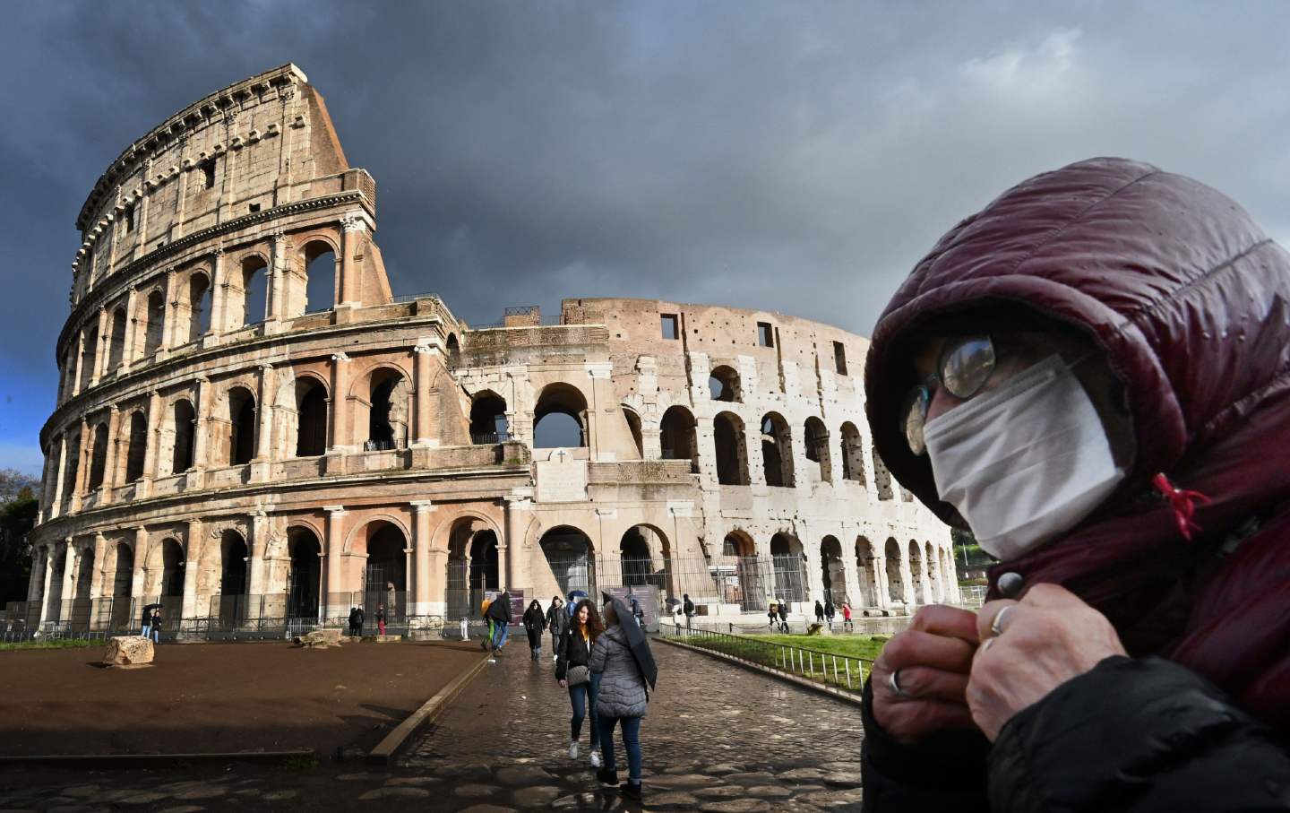 Man wearing mask