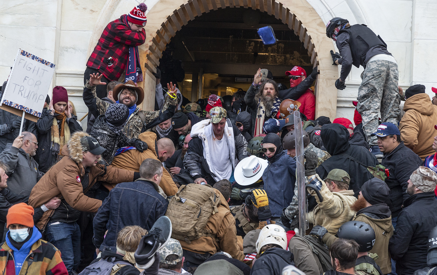 Rioters clash with police trying to enter Capitol building