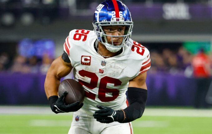 New York Giants running back Saquon Barkley (26) keeps his hands