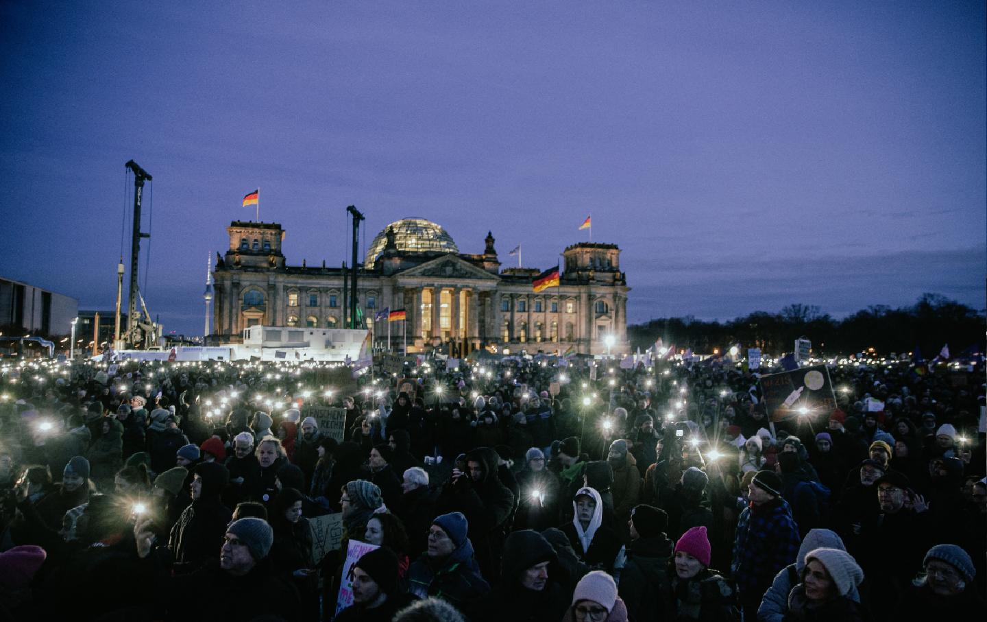 35万人群聚集在柏林联邦议院前。