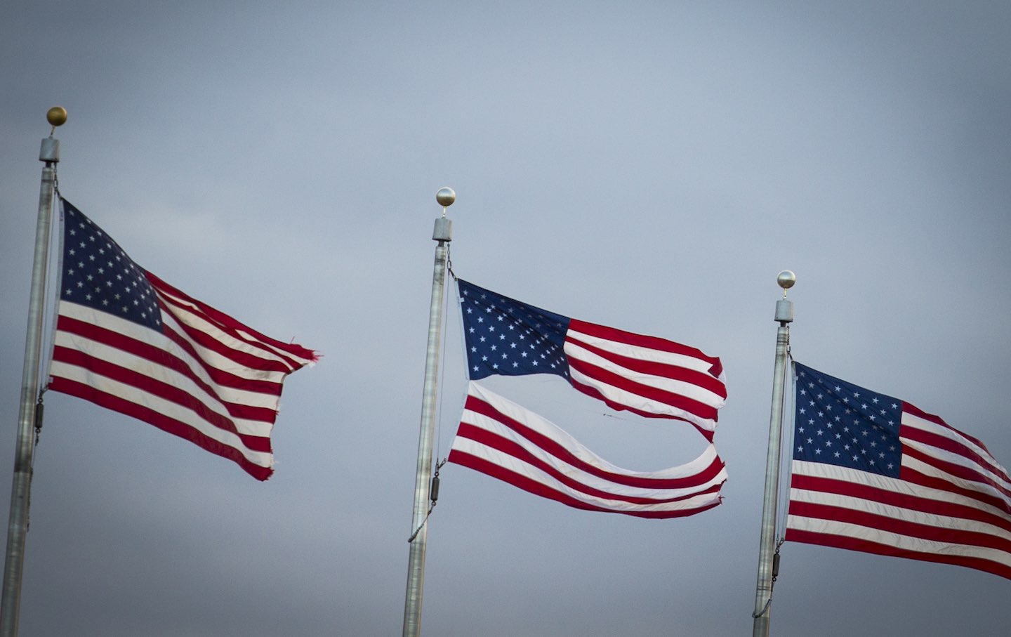2018 年 6 月，华盛顿纪念碑上方的一面美国国旗几乎被分成两半。