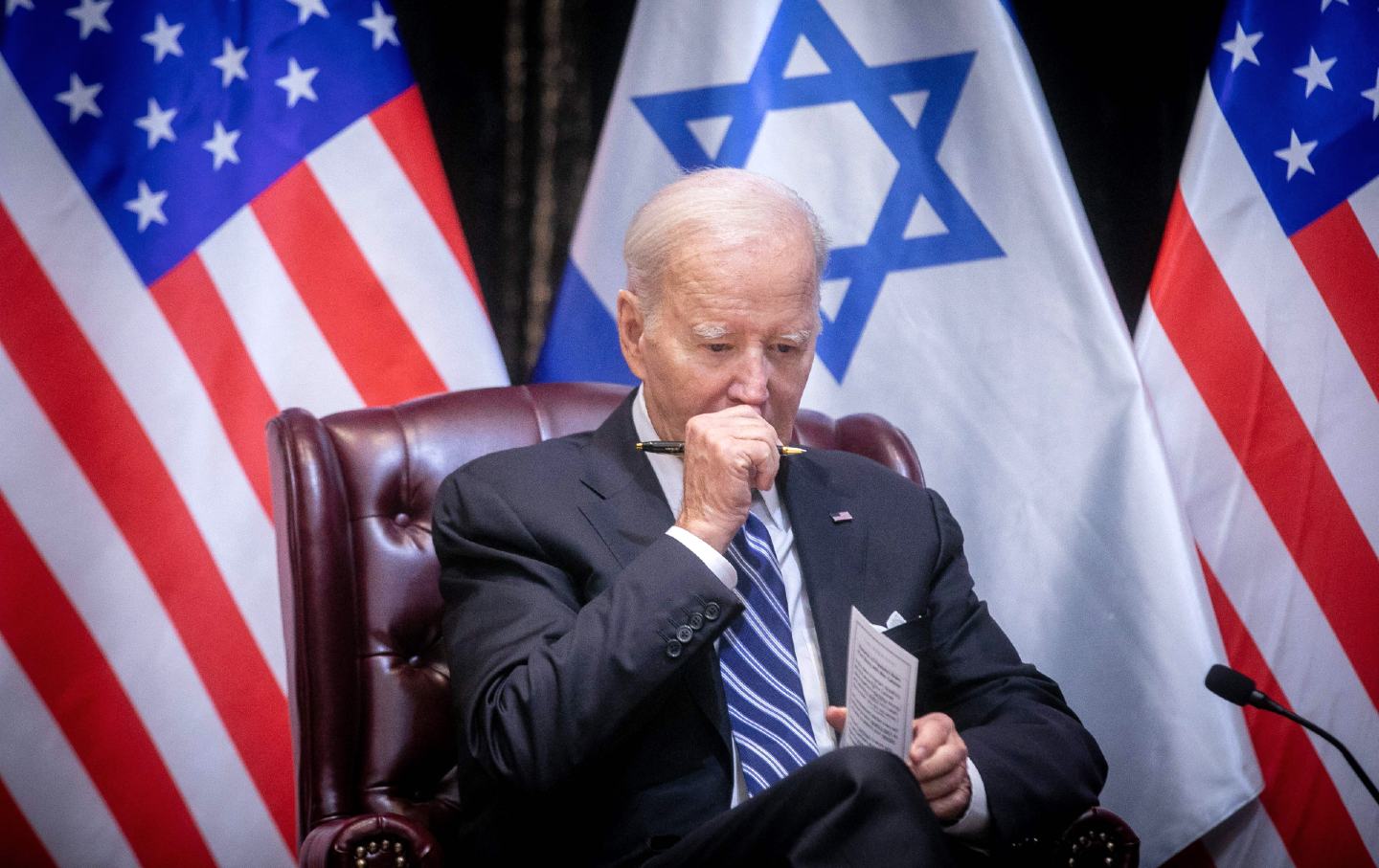 2023 年 10 月 18 日，美国总统乔·拜登在特拉维夫与以色列总理一起出席以色列战时内阁会议。