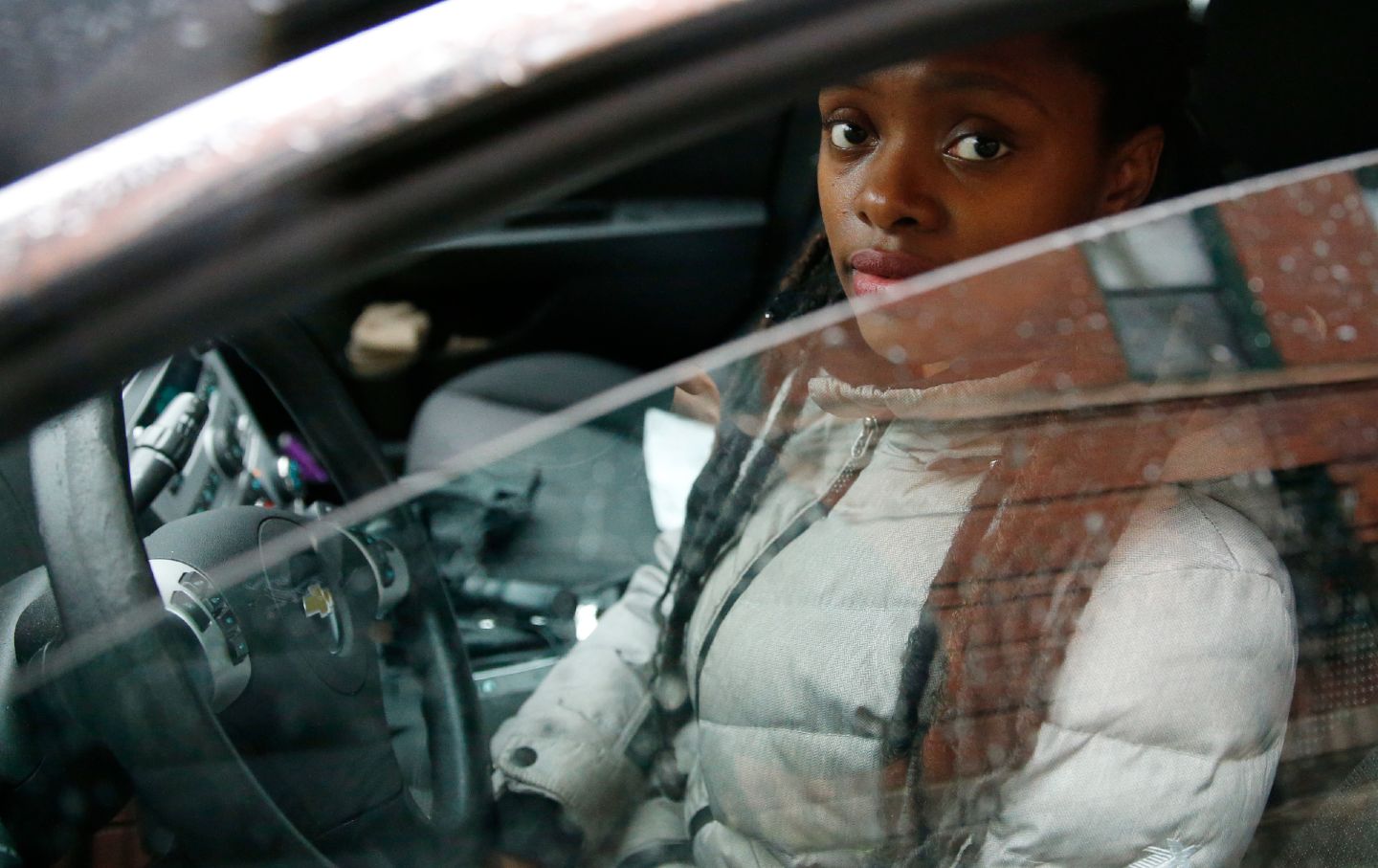 一名妇女坐在她的车里，警方因她没有犯下的罪行而扣押了她的车。