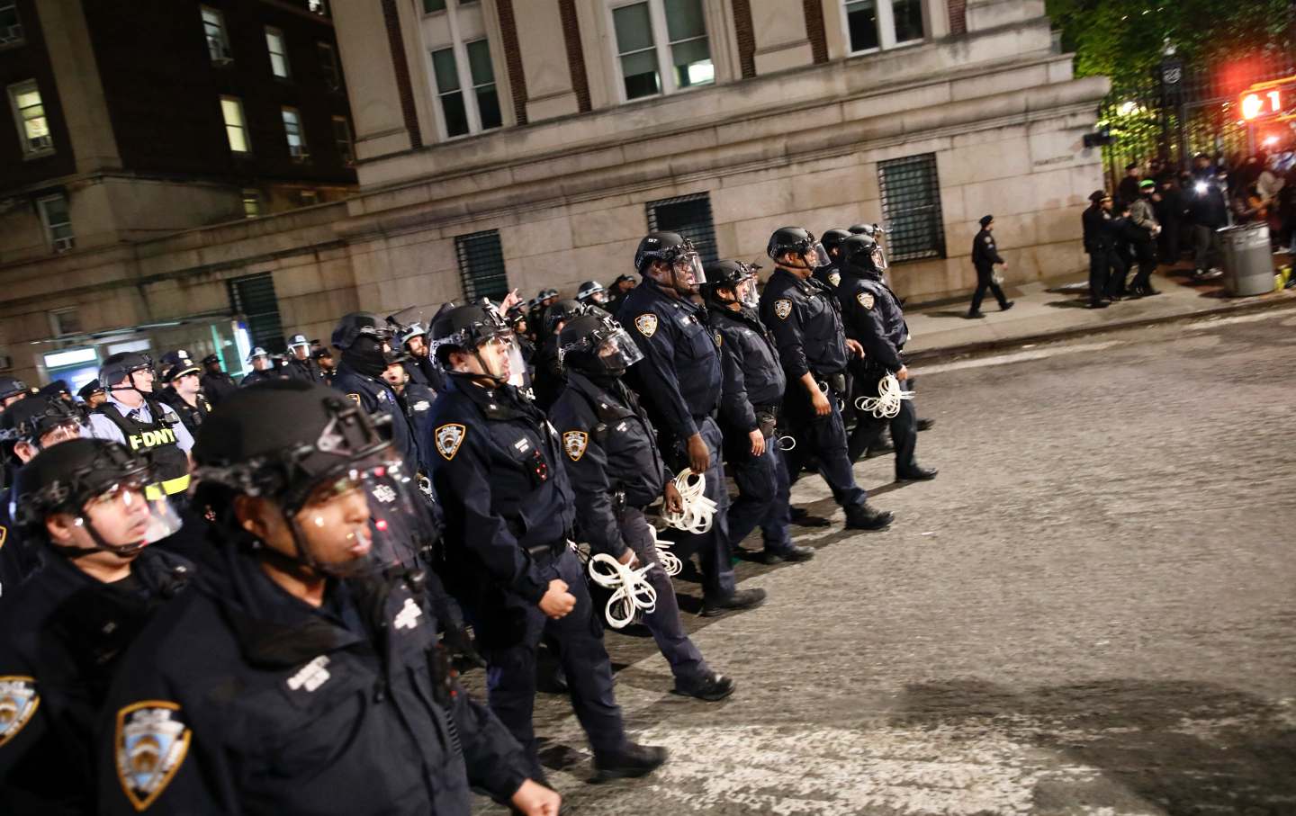 哥伦比亚大学校园内有一大群身着防暴装备的纽约警察局警官。