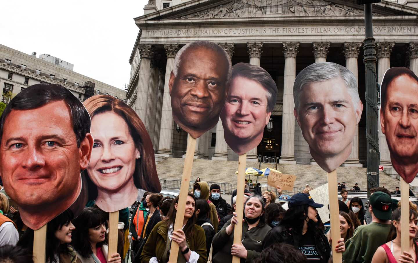 2022 年，示威者在纽约的抗议活动中举着六名保守派最高法院法官的标语。