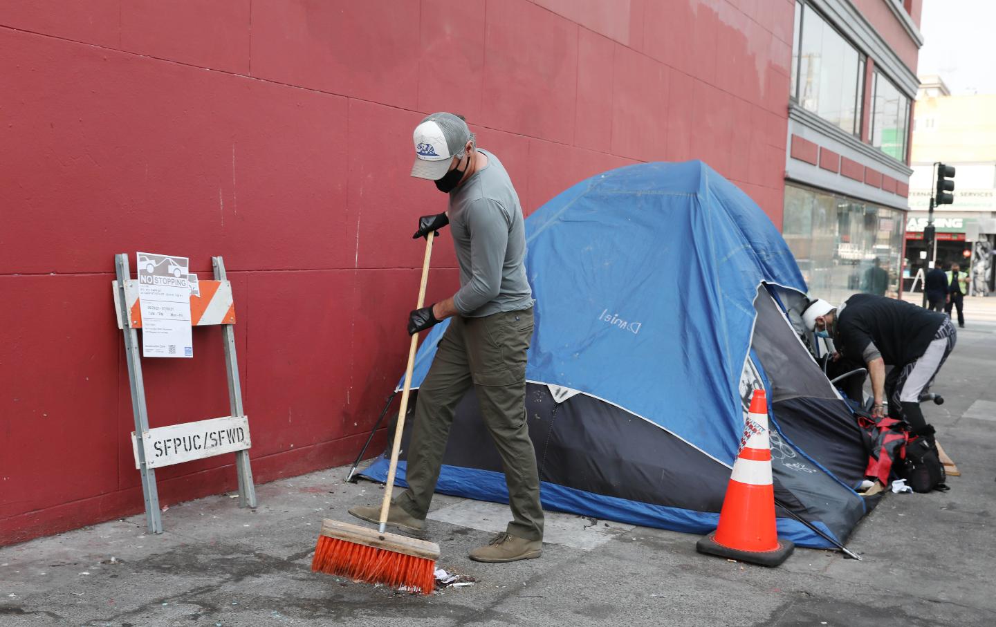 Governor Newsom visits a homeless encampment on 19th Street in 2021.