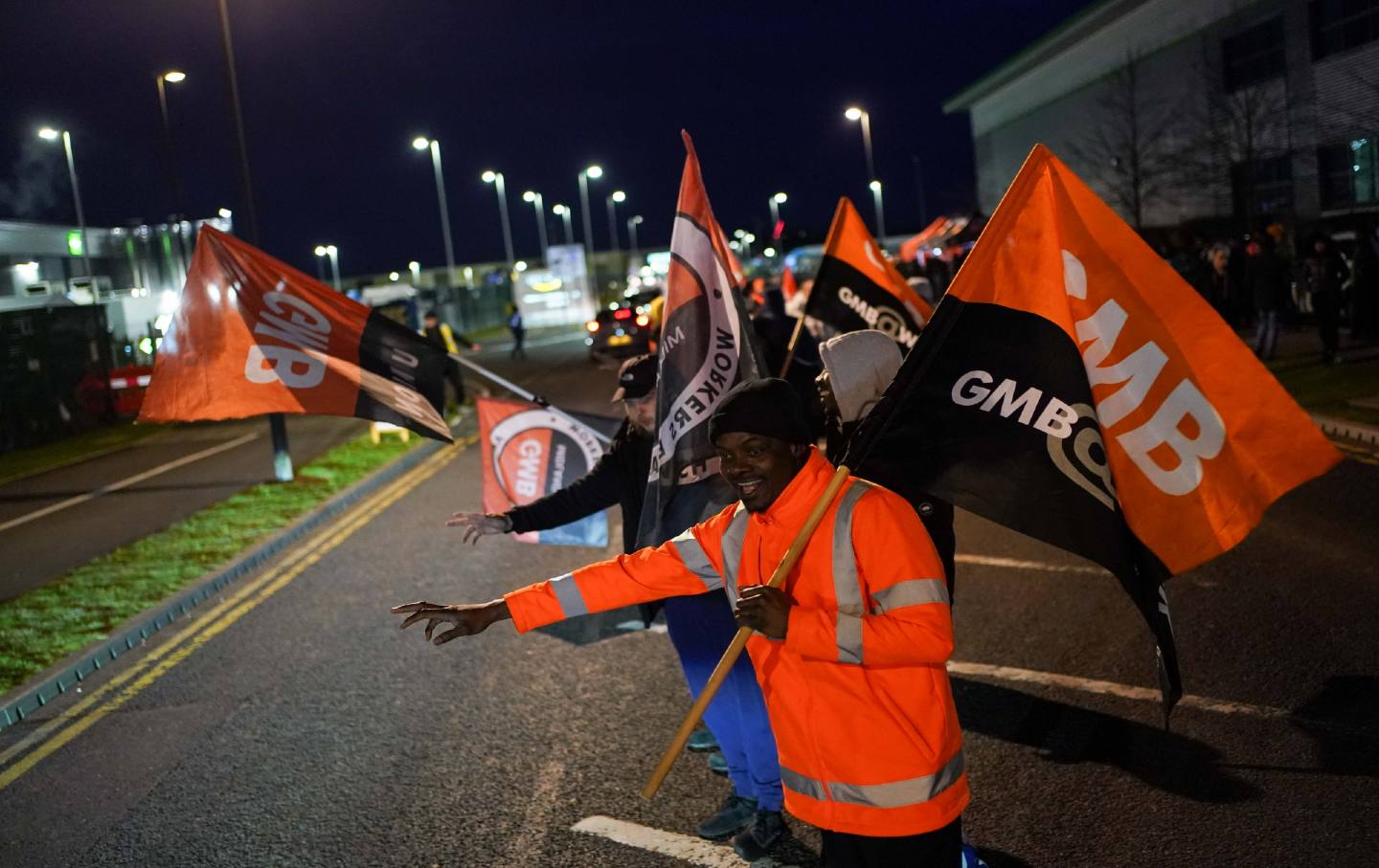 Amazon에서 일하는 GMB 노조원들이 코번트리에 있는 온라인 소매업체 매장 밖에서 피켓 시위를 하고 있습니다.