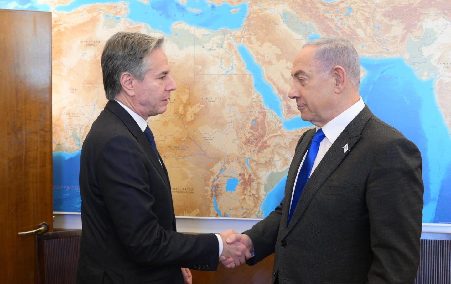 Anthony Blinken and Benjamin Netanyahu shaking hands