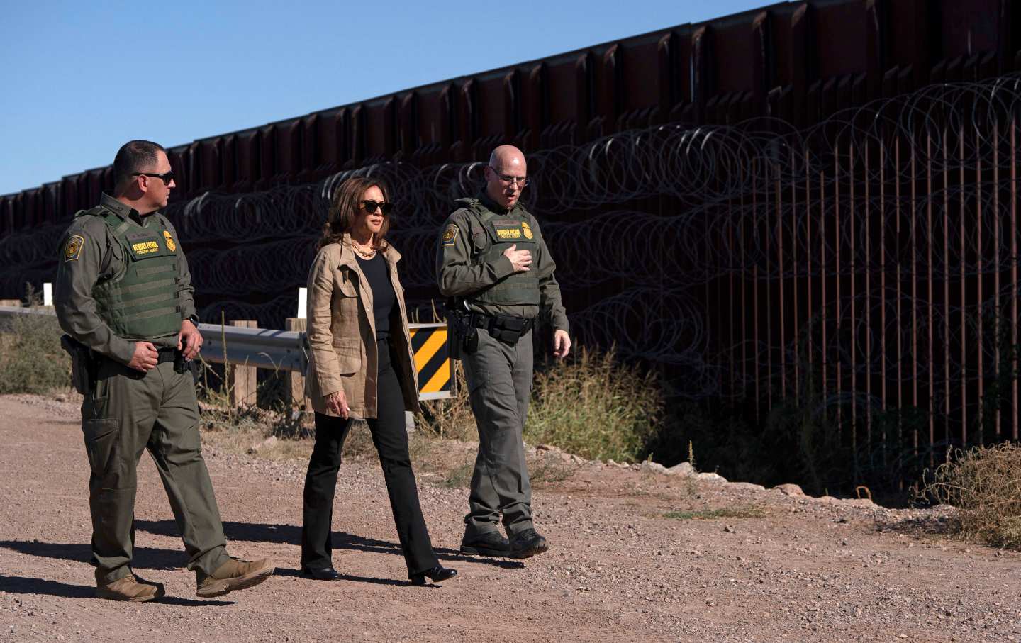 Kamala Harris (C) visits the US-Mexico border with US Border Patrol Tucson Sector Chief John Modlin (R) in Douglas, Arizona, on September 27, 2024.