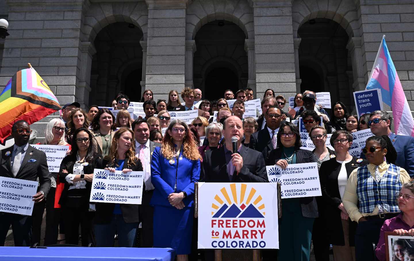 Gubernur Jared Polis berbicara setelah badan legislatif Colorado mengeluarkan undang-undang untuk mencabut larangan pernikahan sesama jenis yang saat ini ada dalam Konstitusi negara bagian.