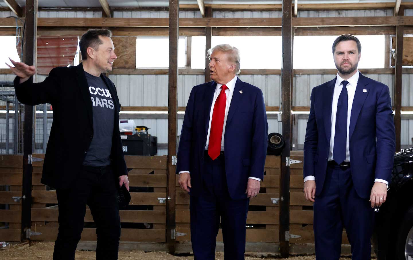 Elon Musk, calon presiden dari Partai Republik, mantan presiden Donald Trump dan pasangannya, Senator JD Vance, berbicara dengan wartawan di belakang panggung selama rapat umum kampanye di lapangan Butler Farm Show pada 5 Oktober 2024 di Butler, Pennsylvania.