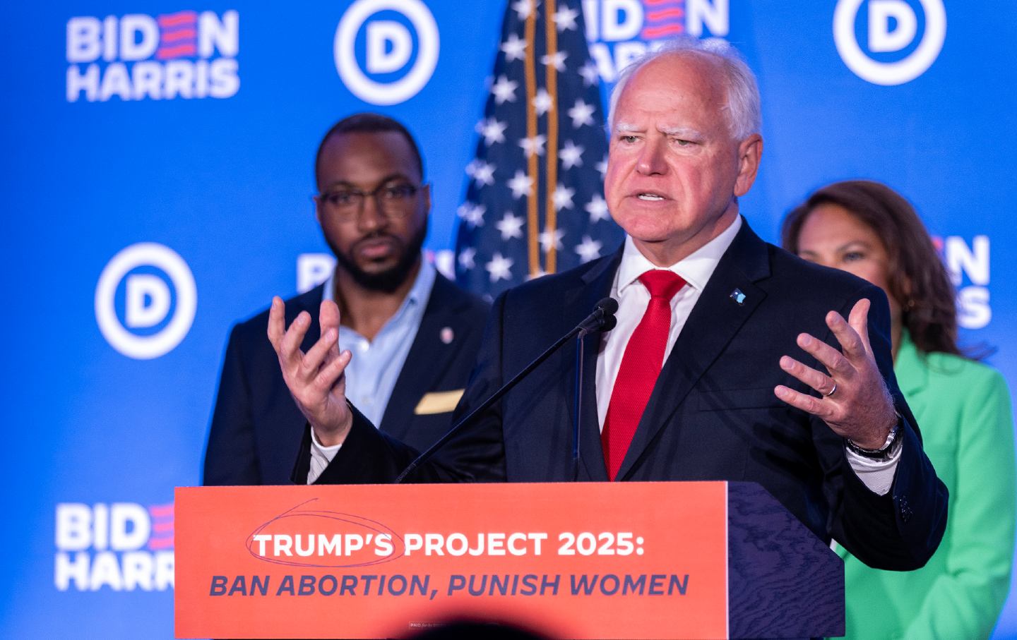 Gubernur Minnesota Tim Walz berbicara pada kampanye Biden-Harris dan konferensi pers DNC pada 17 Juli 2024, di Milwaukee, Wisconsin.