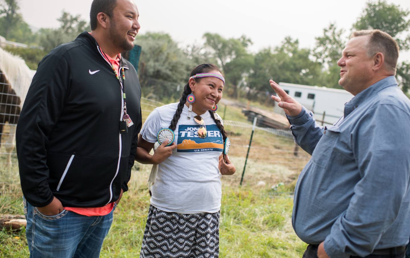 Senator Jon Tester (D-MT), kanan, bertemu dengan konstituen di Crow Fair di Crow Agency, Montana, pada 19 Agustus 2018. Tester mengatakan bahwa pemilih Pribumi sangat penting bagi keberhasilan upayanya untuk terpilih kembali pada tahun 2018.