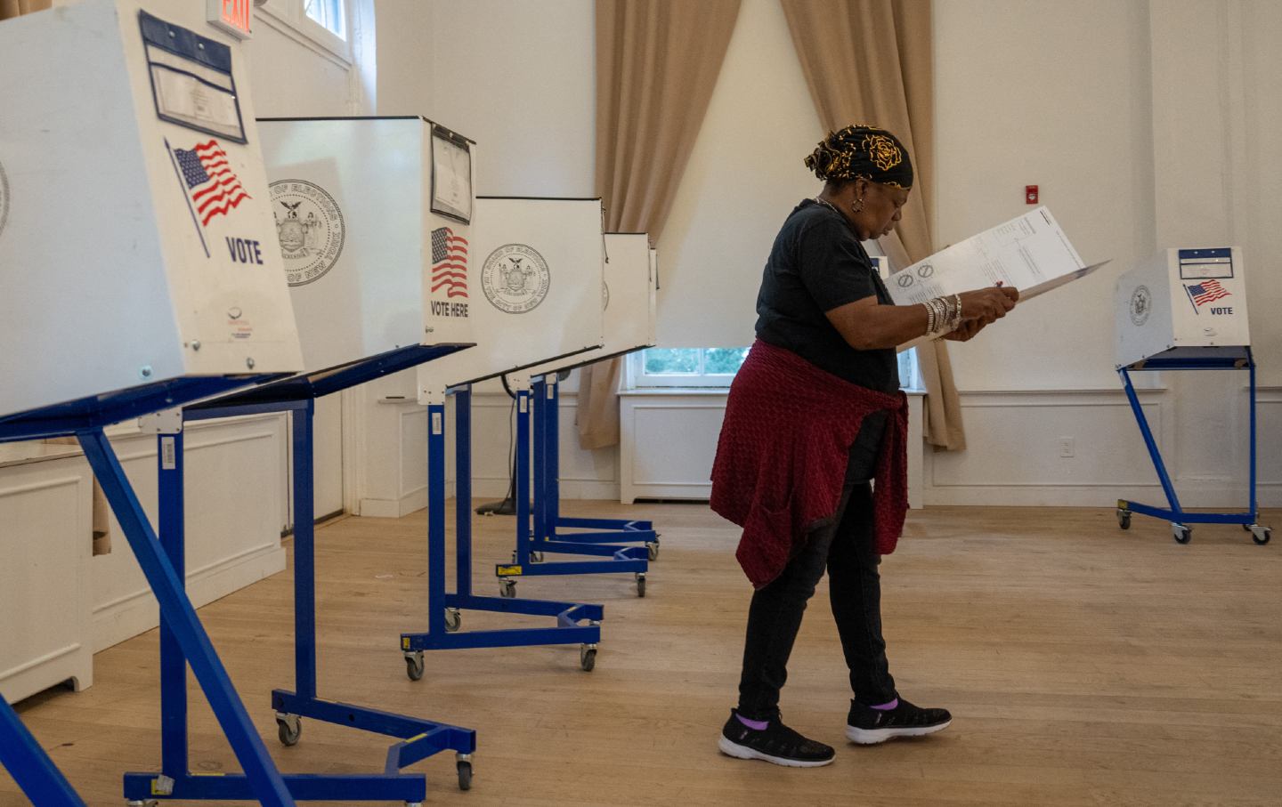 Seorang pemilih memberikan suara pada pemungutan suara awal di Bronx Borough, New York City pada 1 November 2024.