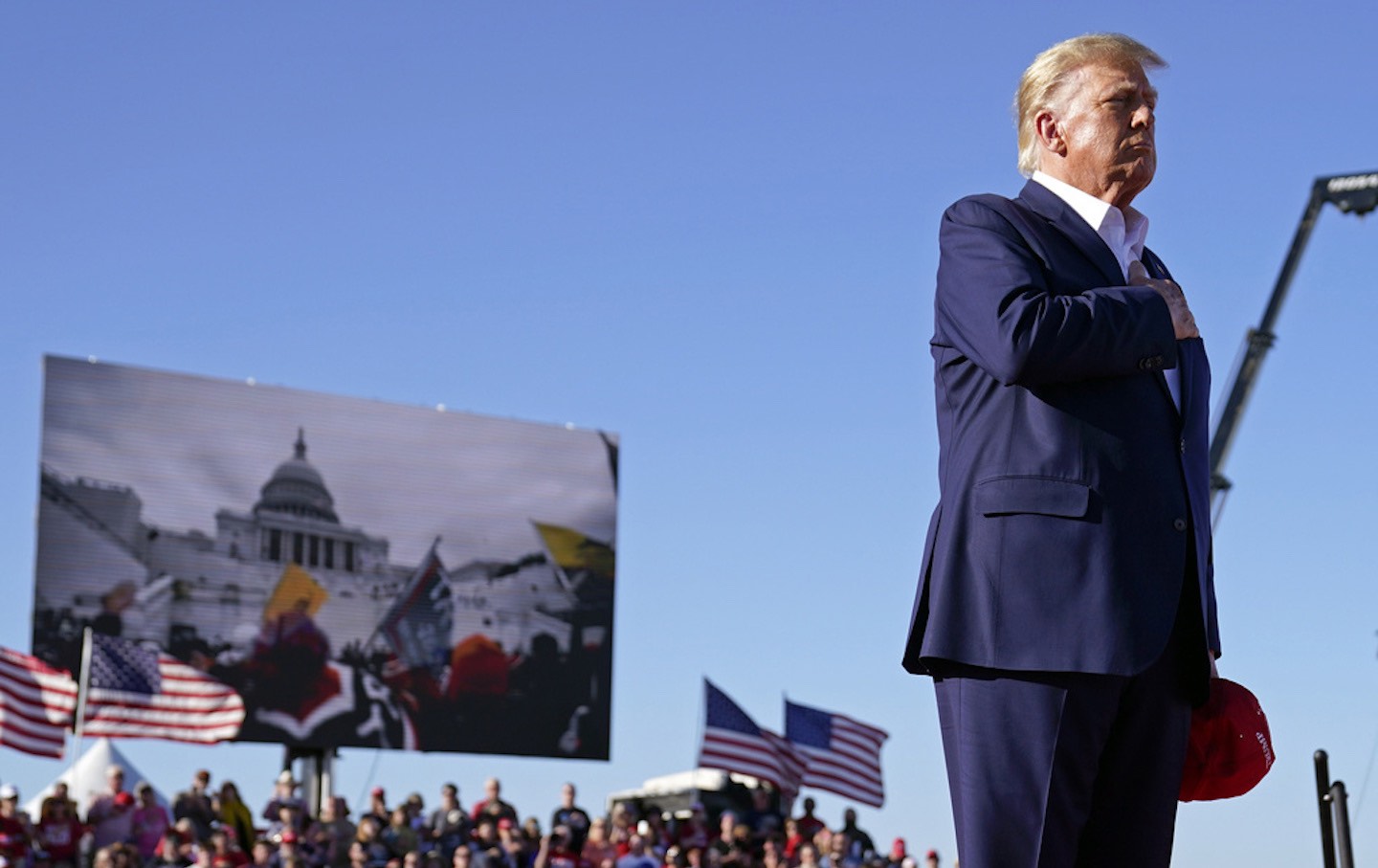 Donald Trump aparece mientras un coro de hombres encarcelados por su papel en el levantamiento del 6 de enero canta en un mitin de campaña en Waco, Texas, en marzo de 2023.