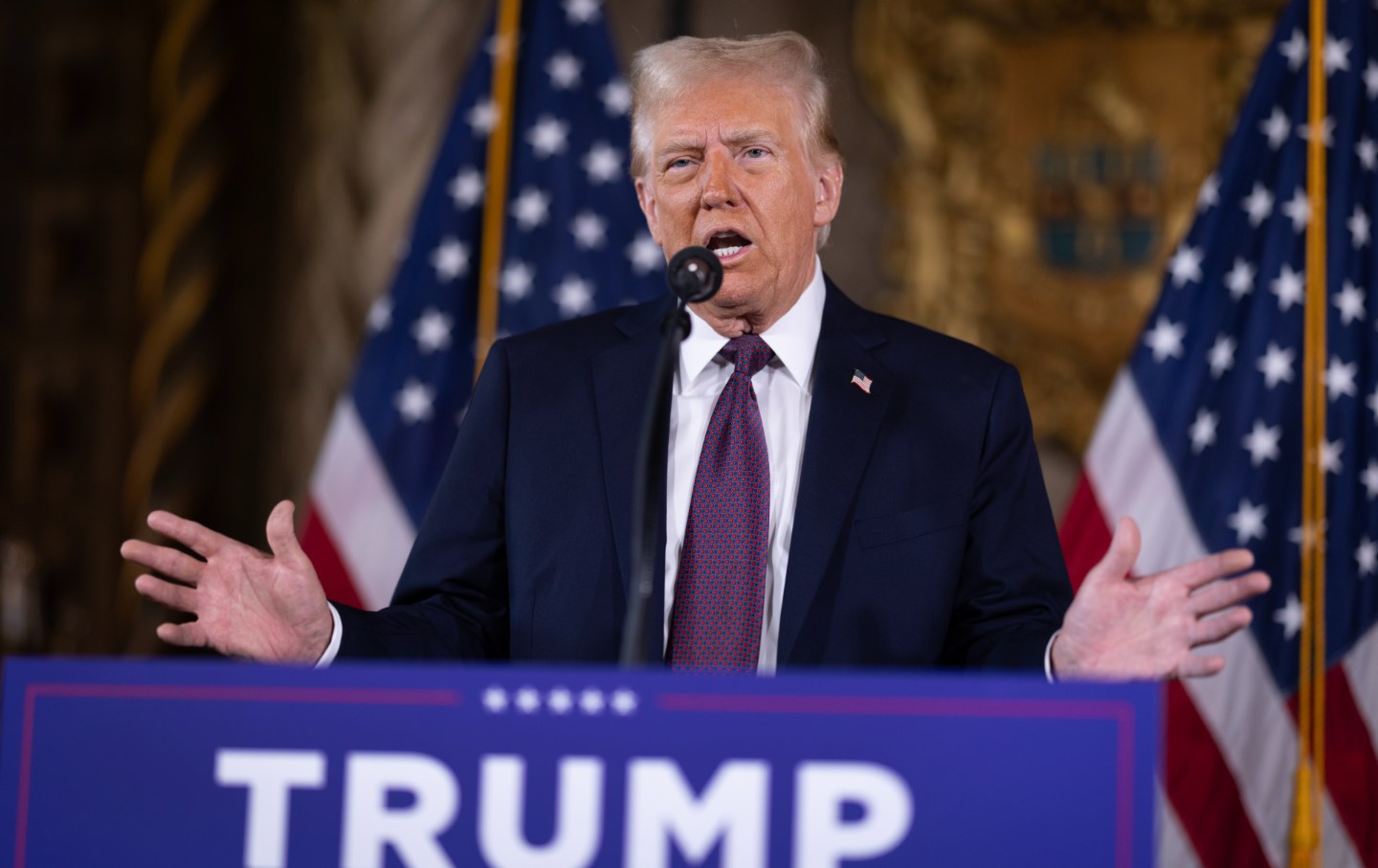 Presiden terpilih Donald Trump di podium.