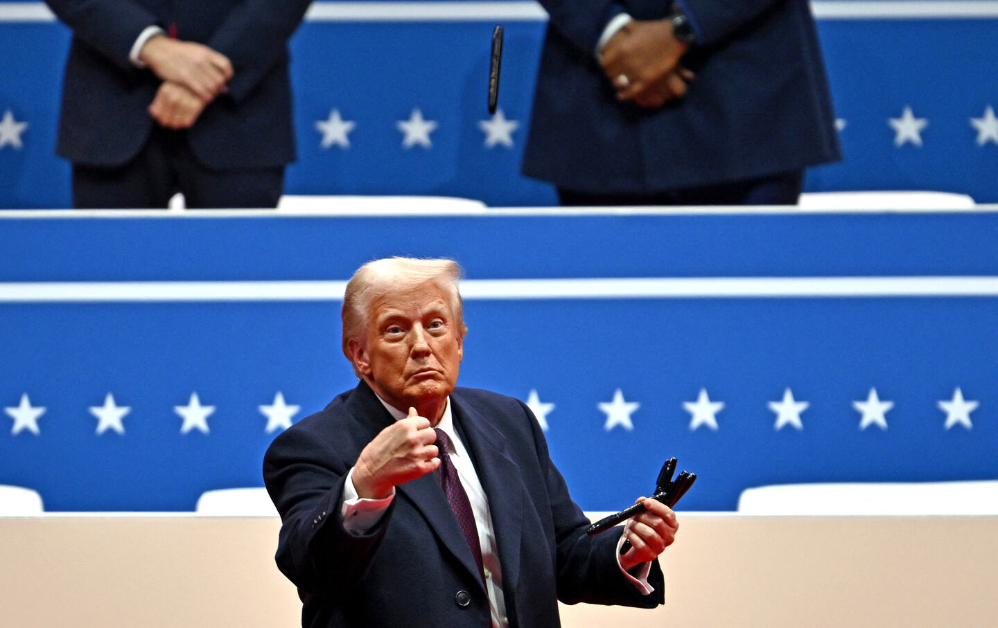 Presiden Donald Trump melempar Sharpies ke kerumunan setelah menandatangani perintah eksekutif selama parade perdana di dalam Capital One Arena, di Washington, DC, pada 20 Januari 2025.