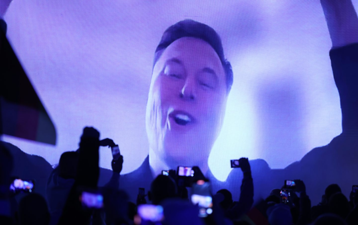 Tech miliarder Elon Musk Speaks Live melalui transmisi video selama rapat umum peluncuran kampanye pemilu dari alternatif sayap kanan untuk Partai Jerman pada 25 Januari 2025, di Halle, Jerman.