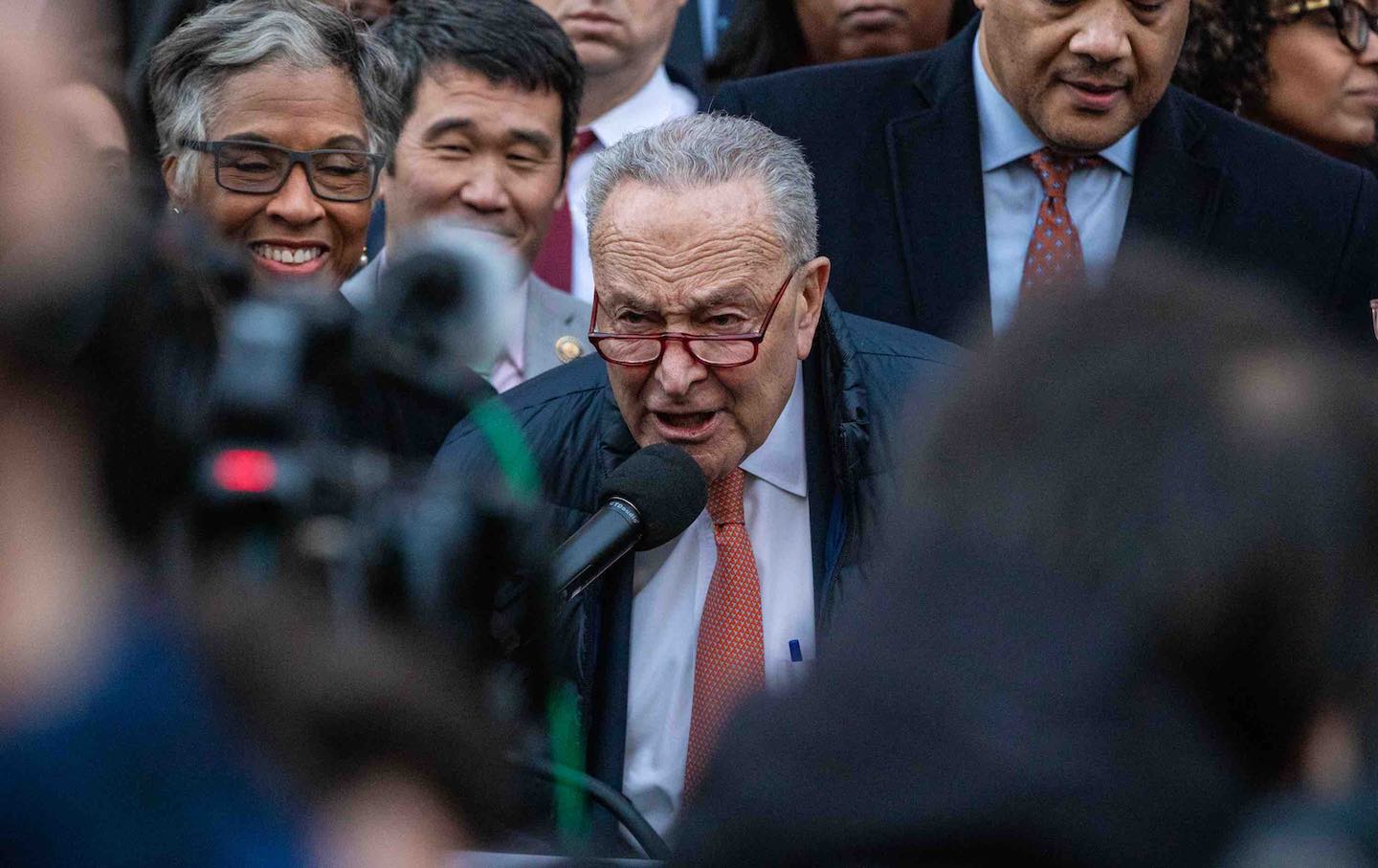 Pemimpin Mayoritas Senat Chuck Schumer (D-NY) berbicara kepada orang banyak yang berkumpul di depan Departemen Keuangan AS sebagai protes terhadap Elon Musk dan Departemen Efisiensi Pemerintah pada 4 Februari 2025, di Washington, DC.