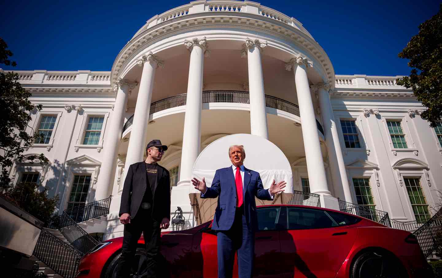 Presiden Donald Trump, ditemani oleh penasihat senior Gedung Putih dan CEO Tesla dan SpaceX Elon Musk, berbicara di sebelah model Tesla di halaman Selatan Gedung Putih pada 11 Maret 2025.