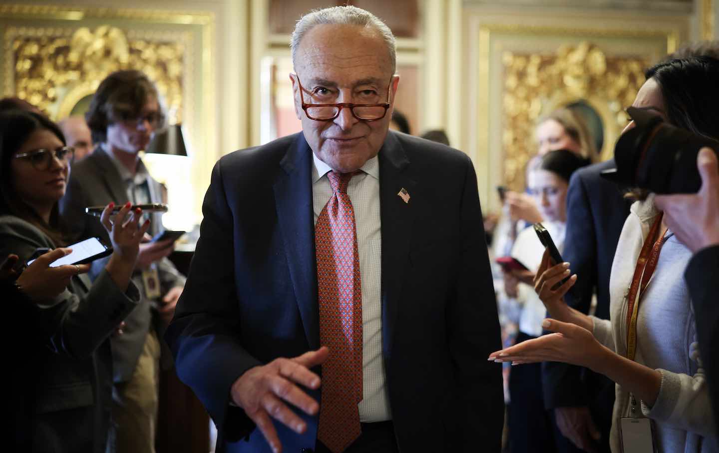 Pemimpin Minoritas Senat Chuck Schumer (D-NY) meninggalkan makan siang kaukus Demokrat di Capitol AS pada 13 Maret 2025, di Washington, DC.