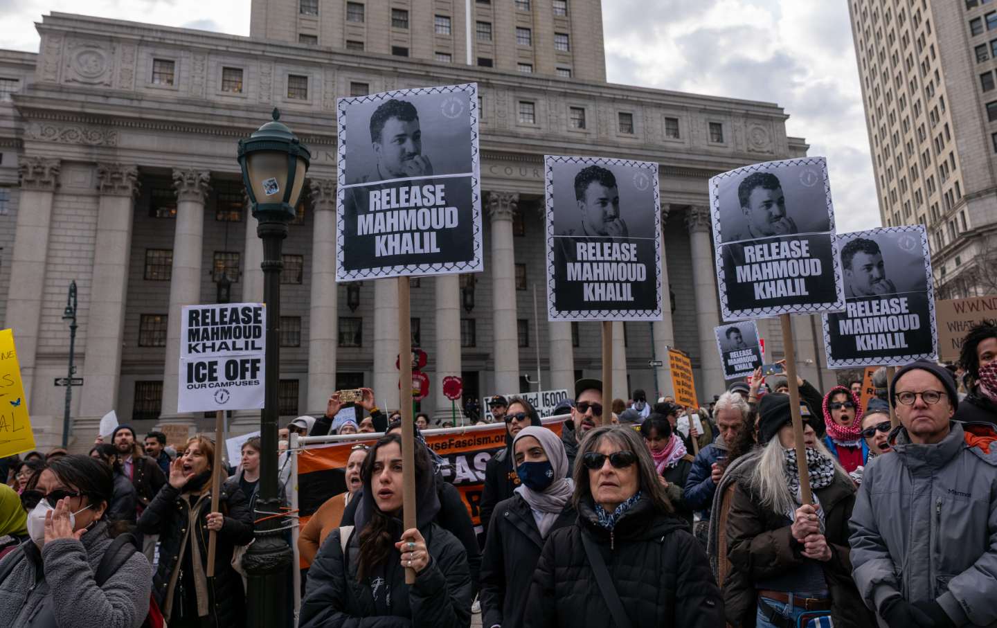 Ratusan pengunjuk rasa di luar pengadilan New York untuk memprotes penangkapan dan penahanan Mahmoud Khalil.