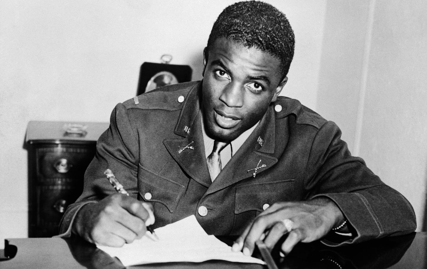 Jackie Robinson mengajari kita untuk tidak pernah kembali ke fanatik